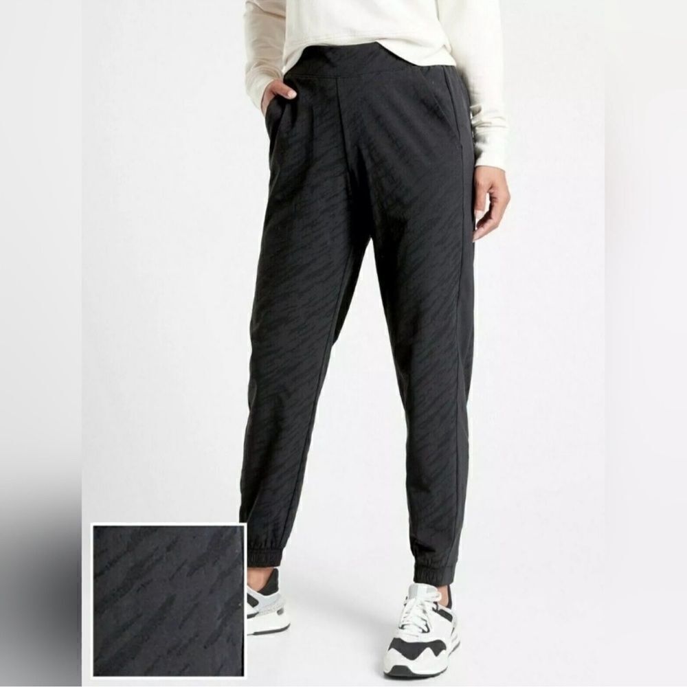 Athleta Brooklyn Textured joggers in black Size 10